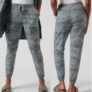 Athleta Farallon Jogger Pants Green Camo Size M